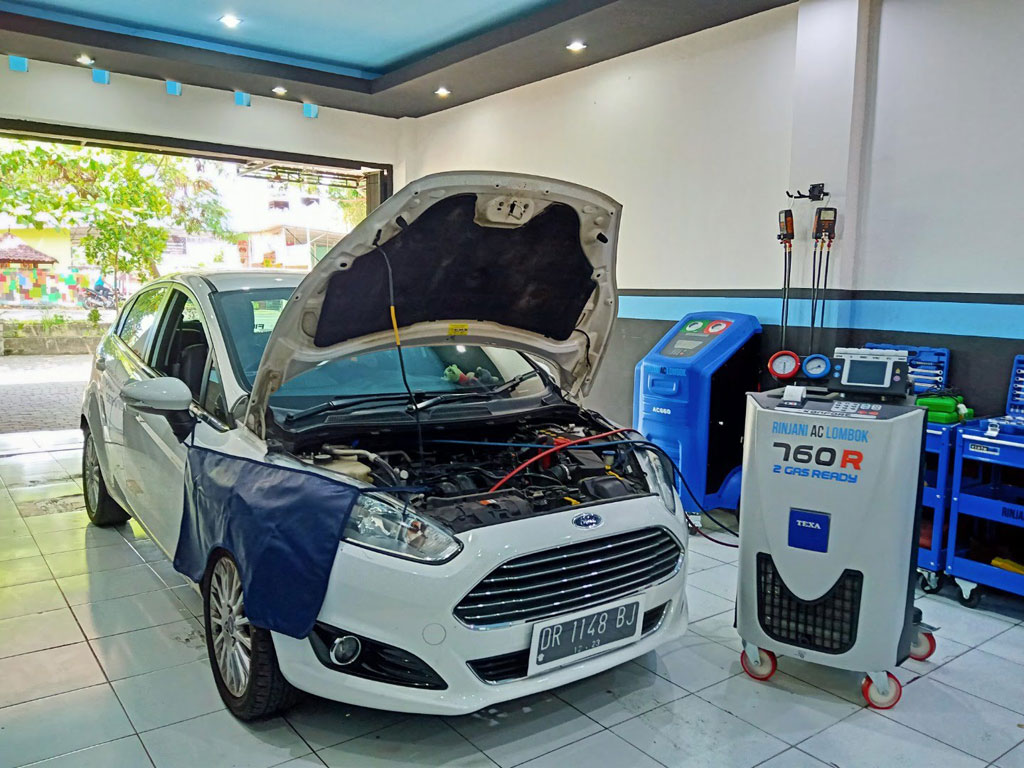 Service AC Mobil Mercedes Benz C-Class Terbaik di Mataram